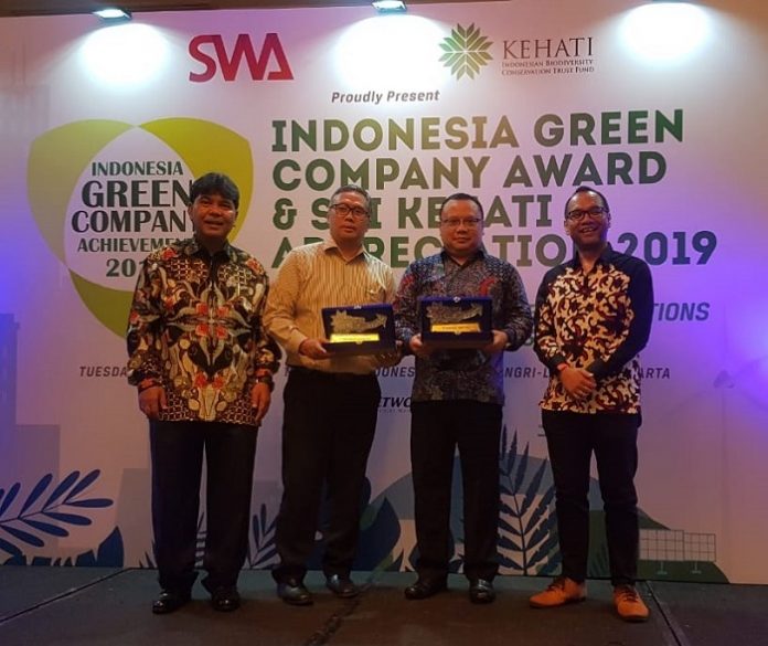 Senior Vice President of Communications, Tofan Mahdi (kedua dari kanan), menerima Penghargaan SRI Kehati Award di Hotel Shangrila, Jakarta. Selasa, 22/10/2019