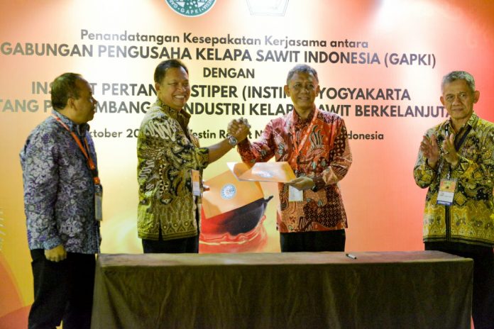 Ketua Umum Gapki Joko Supriyono dan Rektor Instiper Dr. Ir Harsawardana, M. Eng. menandatangani kerja sama untuk riset kelapa sawit. Foto : Gapki