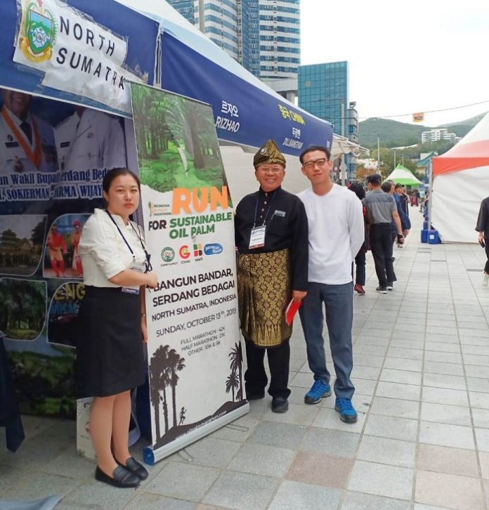 Bupati Serdang Bedagai Ir Soekirman (tengah) mempromosikan Indonesia Oil Palm Marathon yang dilaksanakan oleh Gabungan Pengusaha Kelapa Sawit Indonesia (Gapki) Sumatera Utara di Busan, Korea Selatan. Foto : Istimewa