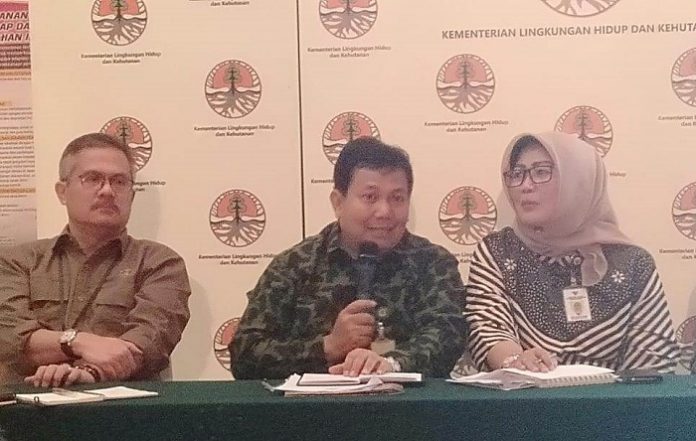Direktur Jenderal Perhutanan Sosial dan Kemitraan Lingkungan Bambang Supriyanto (tengah) menyatakan Festival PeSoNa menampilkan ragam hutan sosial dari seluruh Indonesia. Foto : KLHK