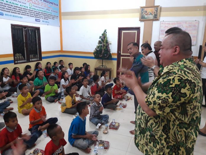 Pemilik Serayu Group Hasan Tjoa mengunjungi anak-anak yatim piatu yang bernaung di panti asuhan yang menjadi binaannya. Foto : Istimewa