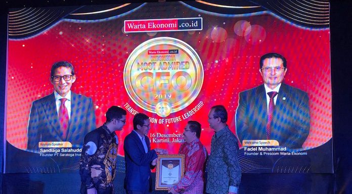 Sandiaga Uno serahkan penghargaan Indonesia Most Admired CEO 2019 kepada perwakilan PT Astra Agro Lestari yang mewakili CEO perusahaan tersebut. Foto : Astra Agro