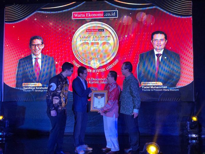 Sandiaga Uno serahkan penghargaan Indonesia Most Admired CEO 2019 kepada perwakilan PT Astra Agro Lestari yang mewakili CEO perusahaan tersebut. Foto : Astra Agro