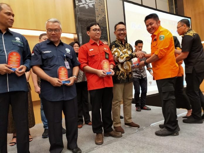 Gubernur Sumatera Selatan H Herman Deru memberikan penghargaan kepada tiga perusaahaan yang sukses melakukan pengendalian kebakaran hutan dan lahan. Foto : Istimewa