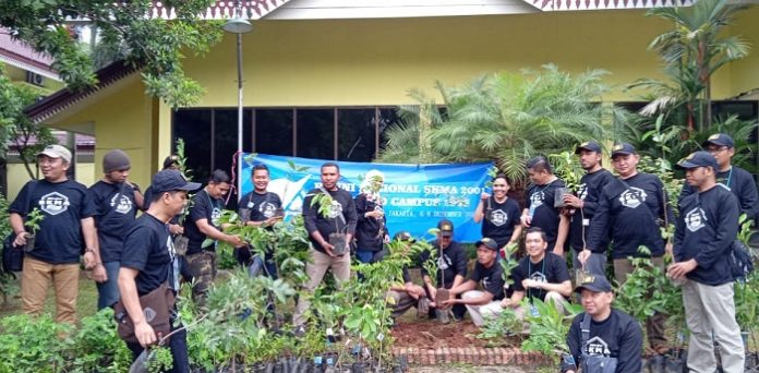 Alumni Sekolah Kehutanan Menengah Atas (SKMA) memberikan bibit pohon kepada masyarakat, relawan lingkungan, dan pihak TMII di Hotel Desa Wisata, Jakarta. Foto : Istimewa