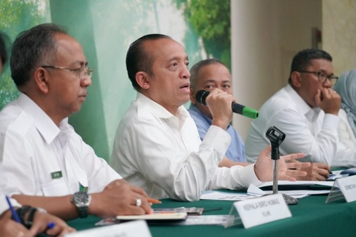 Sekretaris Jenderal KLHK Bambang Hendroyono mengungkapkan, fokus penanganan juga dilakukan pada aspek vegetatif melalui rehabilitasi, termasuk konstruksi konservasi tanah dan air (KTA), serta penegakan hukum terhadap penambangan liar dan perambahan hutan. Foto: KLHK
