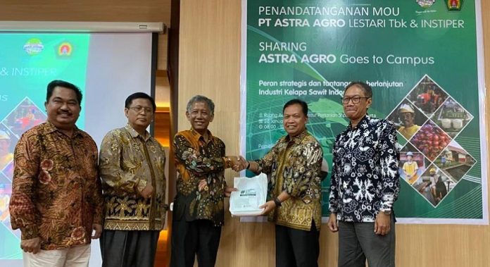 Wakil Presiden Direktur PT Astra Agro Lestari Tbk Joko Supriyono (kedua dari kanan) menandatangani nota kesepahaman bersama Instiper Yogyakarta di Auditheater Instiper. Foto : Astra Agro