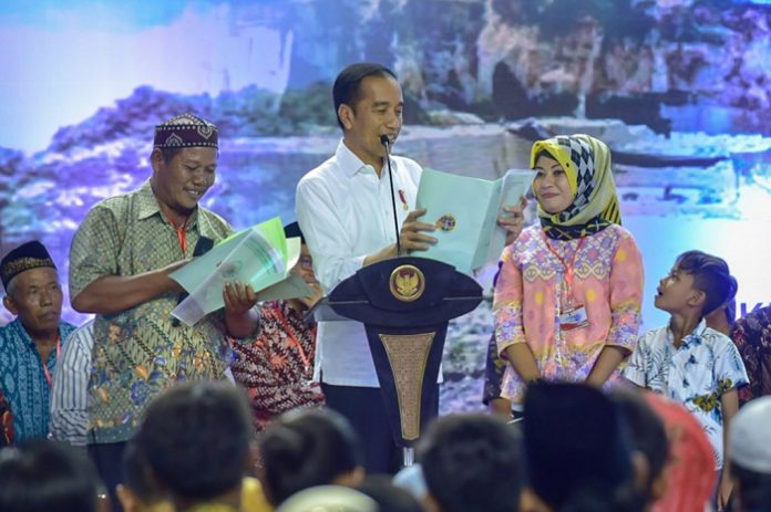 Presiden Joko Widodo menyerahkan sertifikat menyerahkan 2020 sertifikat di Gedung Wahana Ekspresi Poesponegoro, Gresik, Provinsi Jawa Timur, Foto : Setkab