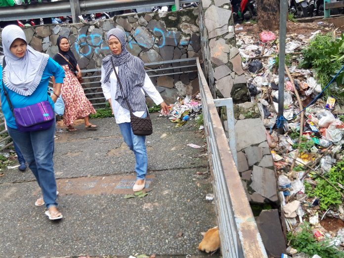 Tumpukan sampah di Stasiun KA Rawa Buntu mengganggu pemandangan dan menimbulkan bau tidak sedap. Foto: Istimewa
