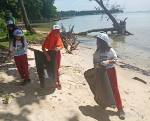 Rombongan berjalan menyusuri pantai seraya mencari serta mengumpulkan sampah berupa plastik dan styrofoam yang tercecer di pinggir pantai. Foto: Wisesa/TROPIS.CO