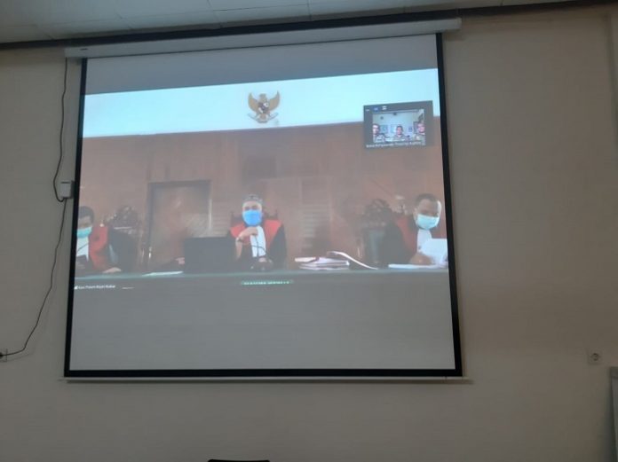 Majelis Hakim Pengadilan Negeri Kutai Barat, menghadirkan terdakwa secara online dari Lembaga Pemasyarakatan Kelas II Sendawar, Kabupaten Kutai Barat. Foto: KLHK