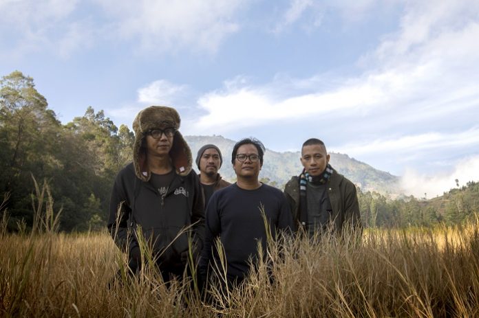 Band The Rain yang beranggotakan Indra Prasta (vokal, gitar), Iwan Tanda (gitar), Ipul Bahri (bass) dan Aang Anggoro (drum) merilis sebuah single baru berjudul Today for Our Tomorrow. Foto: EUPOP Indonesia
