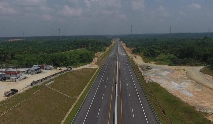 Jalan Tol Pekanbaru - Dumai akan memperpendek jarak tempuh antara Pekanbaru - Dumai menjadi 131 kilometer di mana melalui jalan nasional jaraknya 200 kilometer. Foto: Kementerian PUPR