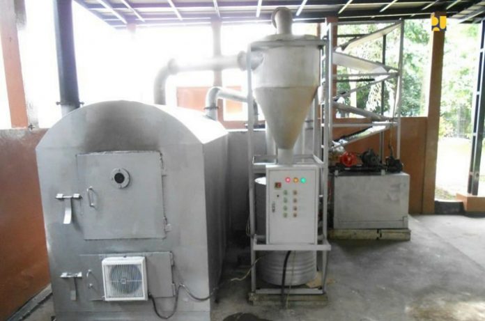 Penggunaan filter asap dan sistem water spray dalam Tungku Sanira dapat menjadikan sampah hasil pembakaran tidak mengeluarkan asap gas C02 sehingga ramah lingkungan. Foto: Kementerian PUPR