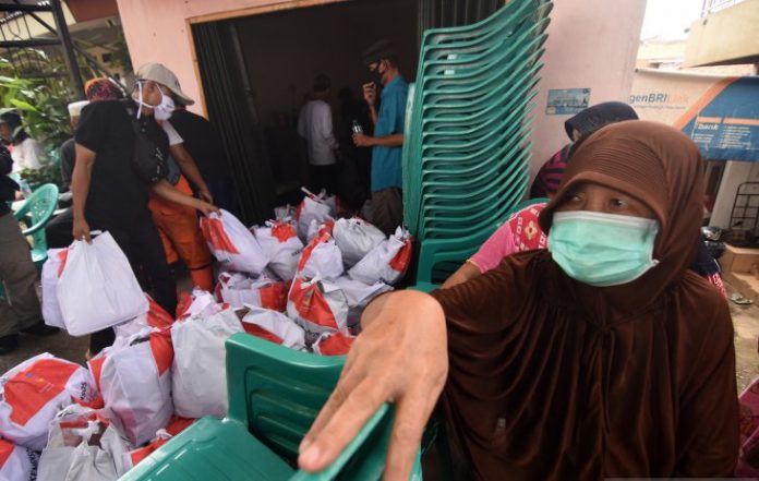 Paket bantuan sosial berupa Sembako senilai Rp300 ribu mulai disalurkan kepada warga Jabodetabek di tengah pandemi Covid-19. Foto: Elshinta.com
