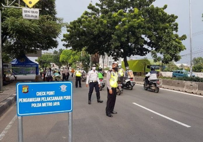Dari pantauan Direktorat Jenderal Bina Marga Kementerian PUPR, terjadi penurunan lalu lintas kendaraan di jalan nasional selama PSBB di Pulau Jawa bervariasi di berbagai wilayah mulai dari 33 persen hingga 89 persen dengan rata-rata 68 persen. Foto: NTMC Polri
