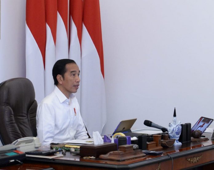 Presiden Joko Widodo meminta agar penyaluran jaring pengaman atau bantuan sosial tersebut dapat dilakukan sesegera mungkin dengan mekanisme penyaluran yang dibuat juga seefisien mungkin. Foto: Setkab