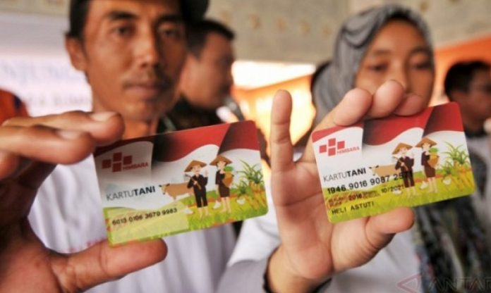 Dengan adanya kartu tani, para petani dapat menggunakannya dalam membeli pupuk bersubsidi, langkah ini efektif dalam menyalurkan pupuk subsidi tepat sasaran. Foto: Indonesia.go.id