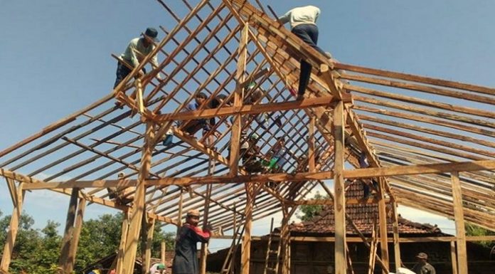 Pembangunan baru dan peningkatan kualitas rumah swadaya menjadi salah satu proyek dalam Program Padat Karya Tunai. Foto: Kementerian PUPR