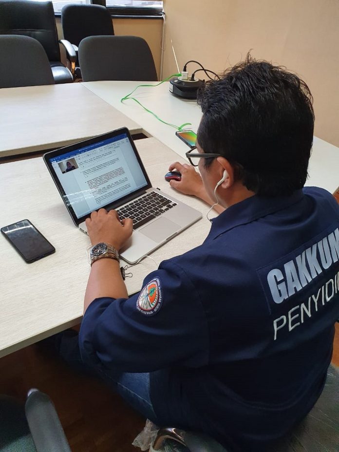 Penyidik melalui fasilitas video conference di Kantor Gakkum di Jakarta dan tersangka NS di Rutan Cipinang, Jakarta. Foto: KLHK