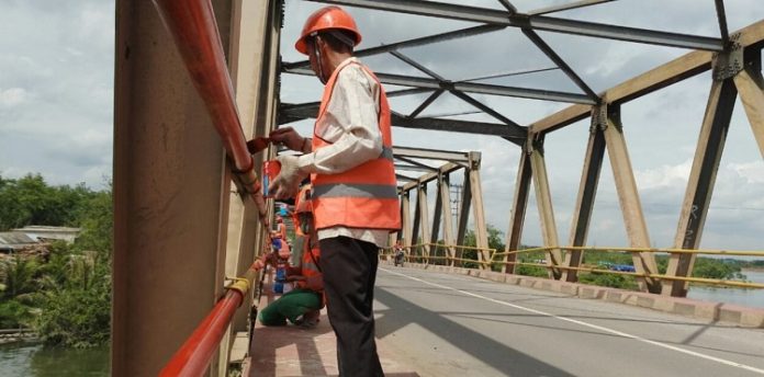 Perawatan dan pengecatan jembatan lewat padat karya dari Kementerian PUPR diharapkan bisa membantu ekonomi rakyat hadapi dampak Covid-19. Foto: Kementerian PUPR