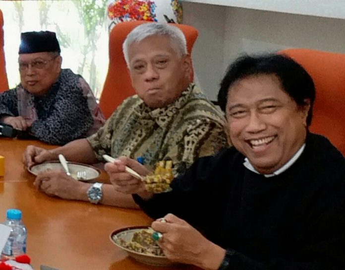 Ketua Yayasan Peduli Hutan Indonesia Transtoto Handadhari saat bersama Kompolnas d Irjen Pol (Pur) Bekto Suprapto, dan Ir. Waskito selaku pembina YPHI. Foto: YPHI