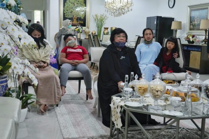 Menteri LHK Siti Nurbaya berhalal bihalal dengan pejabat Kementerian LHK dan sejumlah Dubes asing di Indonesia. Foto: KLHK