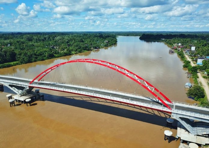 Jembatan Tumbang Samba dibangun mulai tahun 2017 dan menjadi yang pertama di Indonesia menggunakan tipe jembatan Pelengkung Baja Modified Network Tied Arch Bridge. Foto: Kementerian PUPR