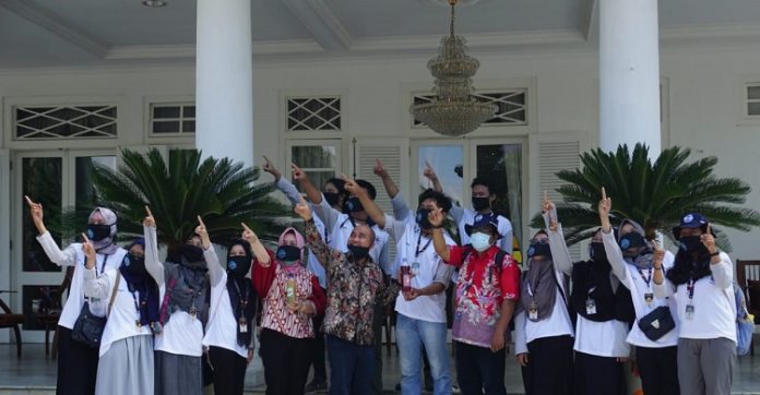 Wali Kota Pangkalpinang H Maulan Aklil Sip MSi menerima 15 mahasiswa KKN UBB Batin Tikal di rumah dinas Wali Kota Pangkalpinang. Foto: UBB