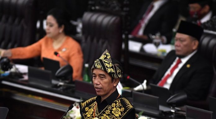 Presiden Joko Widodo memaparkan upaya besar telah dan sedang dilakukan untuk membangun kemandirian energi ketika membacakan pidatonya pada Sidang Tahunan Majelis Permusyawaratan Rakyat di Kompleks Parlemen, Jumat (14/8/2020). Foto: ANTARA