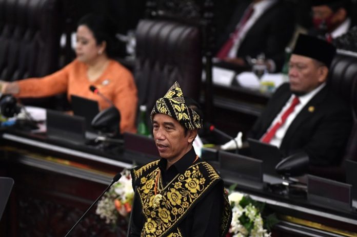 Presiden Joko Widodo memaparkan upaya besar telah dan sedang dilakukan untuk membangun kemandirian energi ketika membacakan pidatonya pada Sidang Tahunan Majelis Permusyawaratan Rakyat di Kompleks Parlemen, Jumat (14/8/2020). Foto: ANTARA