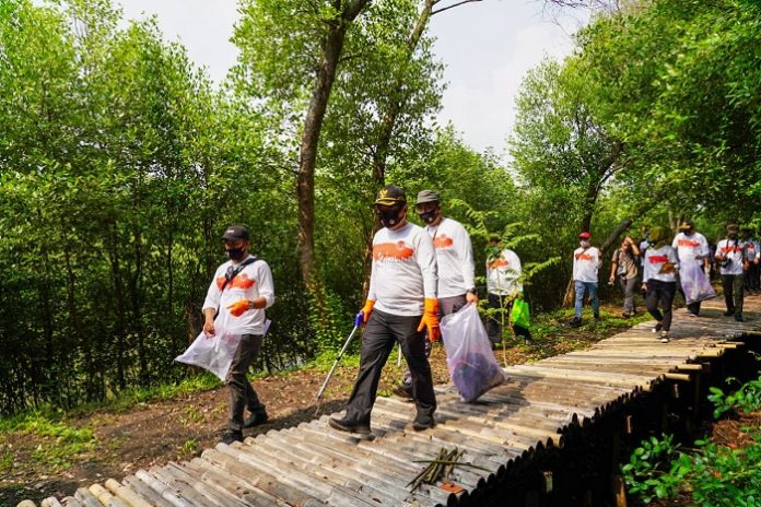 Wakil Menteri Lingkungan Hidup dan Kehutanan (LHK) Alue Dohong (depan sebelah kanan) memimpin rombongan kegiatan membersihkan sampah di Taman Wisata Alam Angke Kapuk, Jakarta. Foto: KLHK