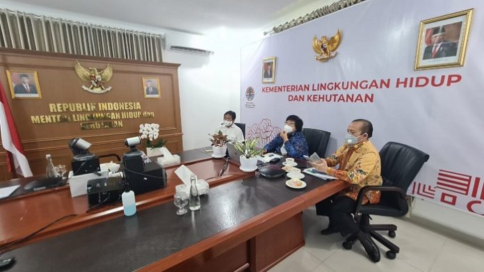 Menteri Likungan Hidup dan Kehutanan (LHK) Siti Nurbaya (di tengah) menyampaikan langkah-langkah tindak lanjut implementasi UUCK Bidang LHK. Foto: KLHK