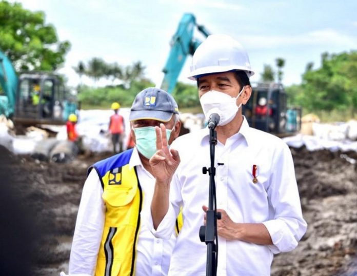 Presiden Joko Widodo menargetkan agar perbaikan seluruh Tanggul Citarum yang jebol dapat selesai dikerjakan dalam dua hari mendatang sehingga dapat kembali berfungsi normal. Foto: Kementerian PUPR