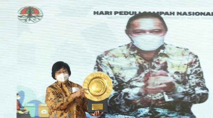 Menteri Lingkungan Hidup dan Kehutanan Siti Nurbaya beri penghargaan kepada sejumlah pemerintah daerah dan tokoh yang berpartisipasi dalam mengentaskan masalah sampah. Foto: KLHK