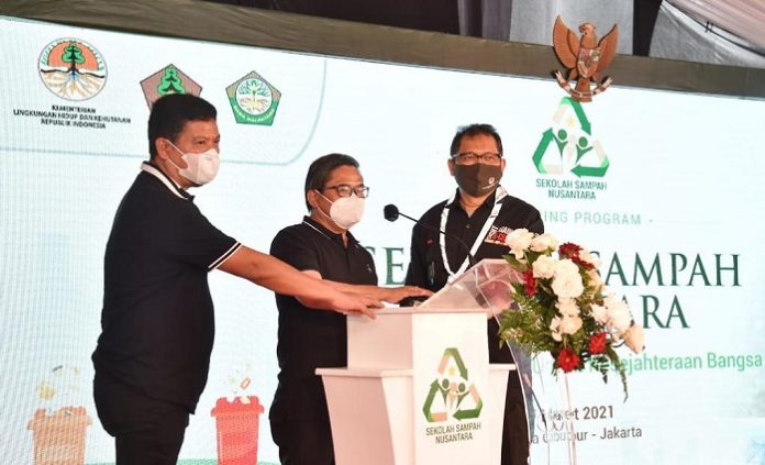 Wakil Menteri Lingkungan Hidup dan Kehutanan Alue Dohong (di tengah) meresmikan Sekolah Sampah Nusantara di Bumi Perkemahan Pramuka Cibubur, Jakarta. Foto: KLHK