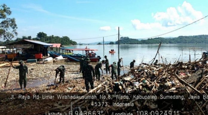 Aksi bersih-bersih sampah daerah eksisting Waduk Jatigede dimulai sejak 4 Februari 2021 lalu, di kawasan pesisir Kecamatan Wado, Kabupaten Sumedang. FotoP: Kementerian PUPR