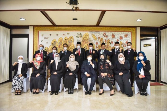Menteri Lingkungan Hidup dan Kehutanan Siti Nurbaya (di tengah) bersama para pejabat yang baru dilantik di lingkungan Kementerian Lingkungan Hidup dan Kehutanan (KLHK). Foto: KLHK