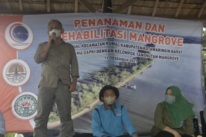 Direktur Eksekutif GAPKI Mukti Sardjono tegaskan komitmen GAPKI untuk menjaga lingkungan, termasuk melakukan rehabilitasi hutan mangrove. Foto: GAPKI