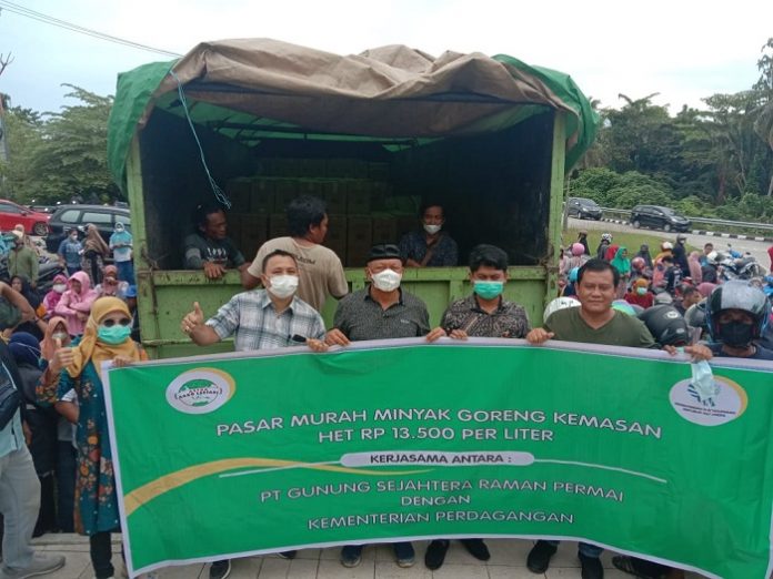 PT Gunung Sejahtera Raman Permai (GSRP) bekerja sama dengan beberapa distributor untuk mendistribusikan minyak goreng murah kepada masyarakat. Foto: GSRP