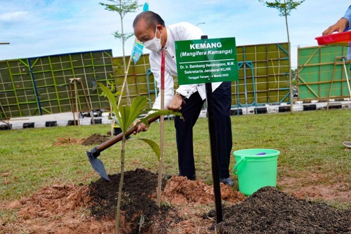 Sekretaris Jenderal Kementerian Lingkungan Hidup dan Kehutanan (LHK) Bambang Hendroyono mewakili Menteri LHK melakukan penanaman pohon di UIN Raden Fatah, Palembang. Foto: KLHK