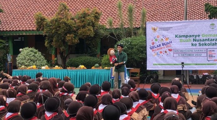 PT. Astra Agro Lestari bekerja sama dengan Kementerian Koordinator Bidang Perekonomian Republik Indonesia menyebarkan kampanye positif kelapa saw pada para siswa sekolah dasar. Foto: Astra Agro