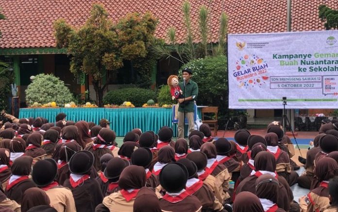 PT. Astra Agro Lestari bekerja sama dengan Kementerian Koordinator Bidang Perekonomian Republik Indonesia menyebarkan kampanye positif kelapa saw pada para siswa sekolah dasar. Foto: Astra Agro