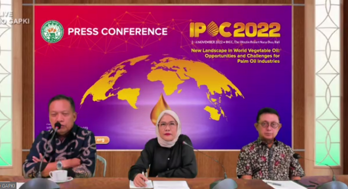 Ketua Umum GAPKI Joko Supriyono, Ketua Penyelenggara IPOC 2022 Mona Surya, dan Sekretaris Jenderal GAPKI Eddy Martono (dari kiri ke kanan) dalam konferensi pers yang digelar secara virtual, Rabu (12/10/2022). Foto: TROPIS.CO/Jos