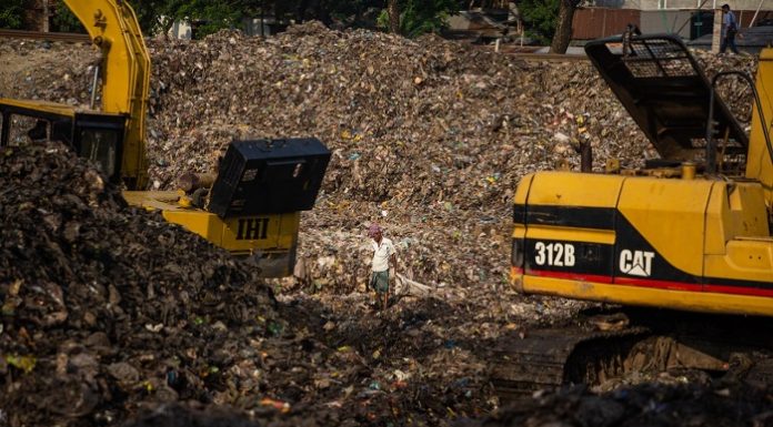 Di Indonesia, selain mencakup pengelolaan sampah plastik, konsumsi dan produksi plastik yang berkelanjutan, serta pengurangan sampah dari sumber berbasis laut. Foto: Shardar Tarikul Islam www.pexels.com