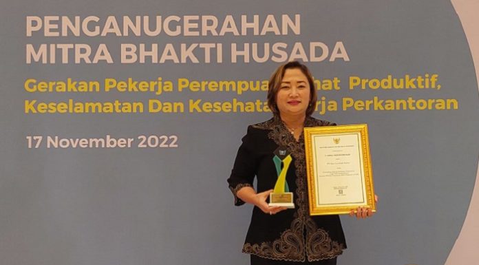 Novi Yuli Krisnawati, Safety Health Analyst Astra Agro, mewakili PT. Sari Lembah Subur (SLS) menerima penghargaan Mitra Bakti Husada. Foto: Astra Agro