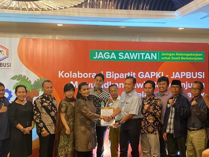 Ketua Umum GAPKI Joko Supriyono dan Sekretaris Eksekutif JAPBUSI Nursanna berkolaborasi untuk mewujudkan sawit berkelanjutan melalui kelayakan di lingkungan kerja. Foto: GAPKI