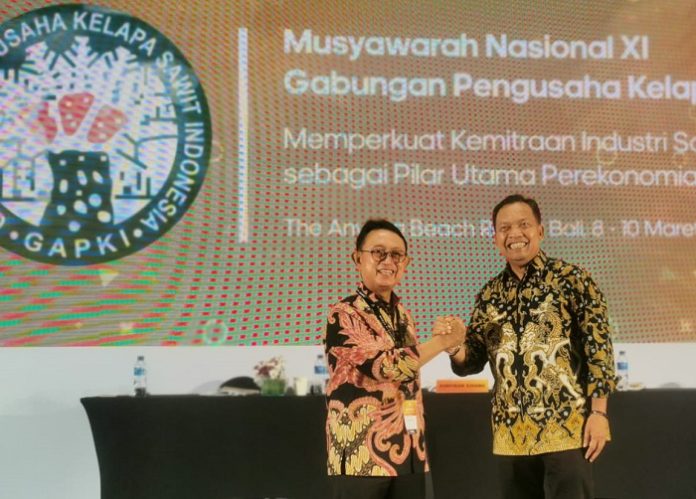 Eddy Martono (kiri) menjadi Ketua Umum GAPKI 2023-2028 menggantikan Joko Supriyono. Foto: GAPKI