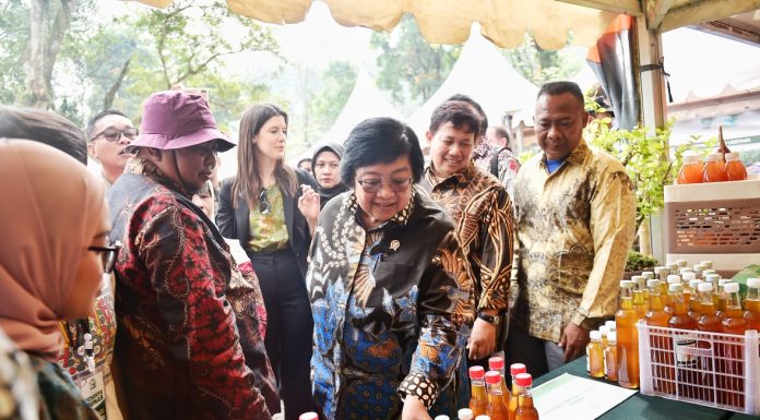 Menteri LHK Siti Nurbaya membuka festival Perhutanan Sosial di Mojokerto, bersamaan dengan Munas Asosiasi Perhutanan Sosial Seluruh Indonesia. Menteri mentargetkan akses kelola kawasan hutan diharapkan mencapai 70 persen pada 2025.