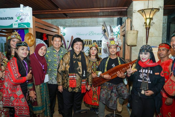 Menteri LHK Siti Nurbaya didamping Dirjen Bambang Supriyanto, saat pembukaan Pestival PeSoNa 2023.